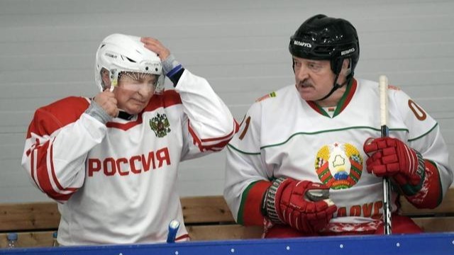 普京卢卡申科计划明年联合军演 会后并肩作战打冰球