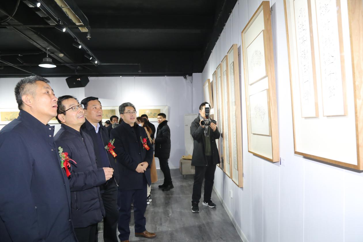 与会领导和嘉宾参观书画展