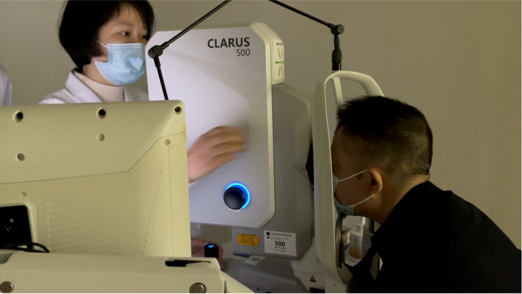 患者进行蔡司CLARUS 500眼底检查