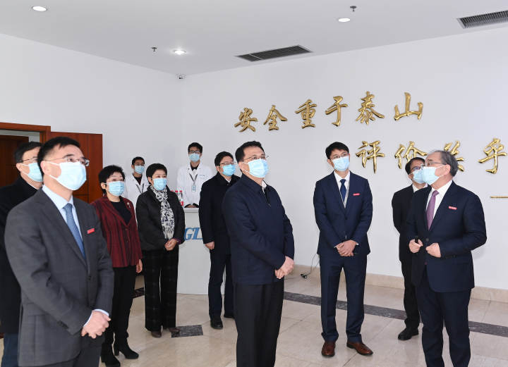 12月29日，浙江省委书记袁家军赴杭州医学院，考察生物安全三级动物实验室建设和疫苗研发情况。胡元勇 摄