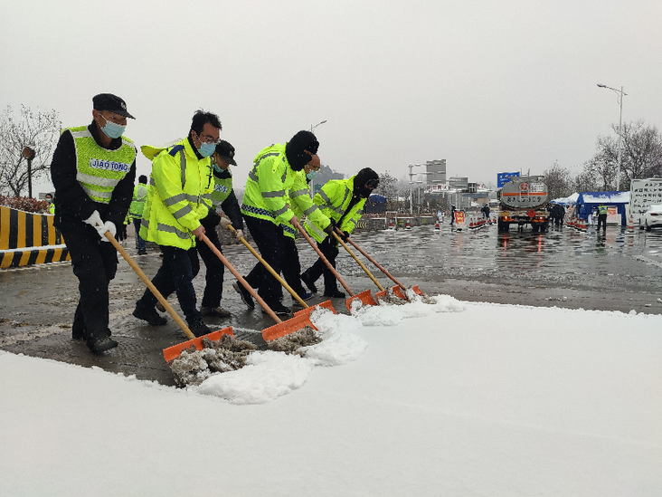 1550人次上路除雪陕西全力保障高速公路正常通行