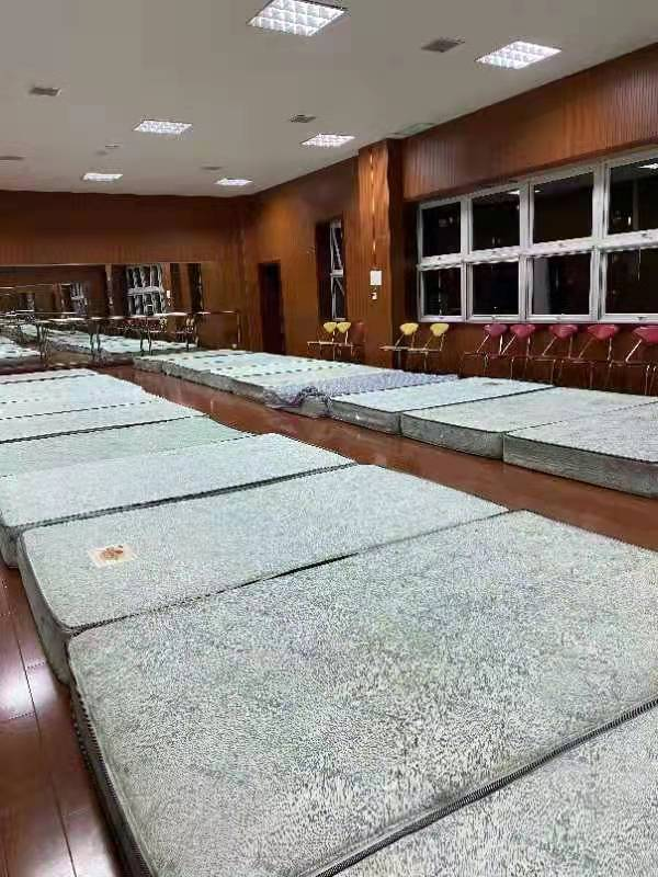 寒风中 他们在为我们志愿服务