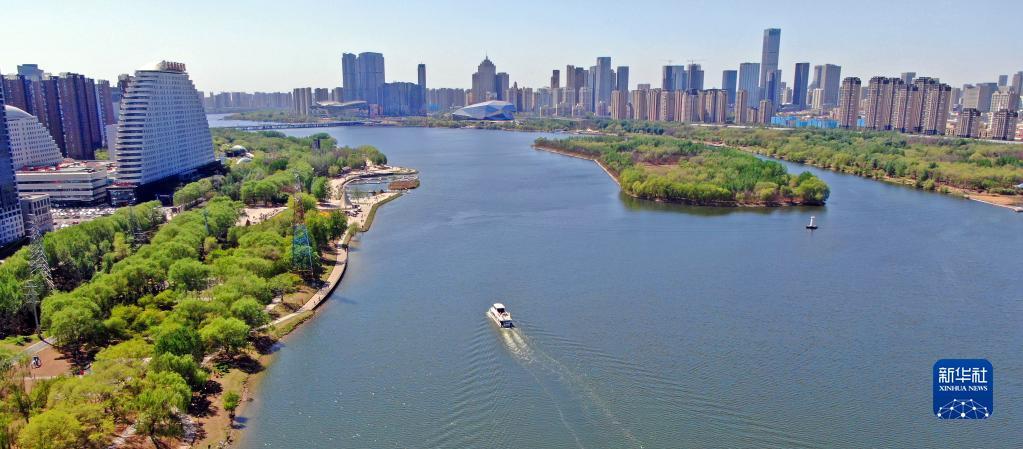 辽宁省沈阳市浑河两岸风光（无人机照片，2019年5月1日摄）。新华社记者 杨青 摄