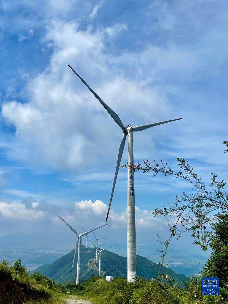 这是在湖南省汝城县拍摄的风力发电机（8月23日摄）。新华社记者 苏晓洲 摄