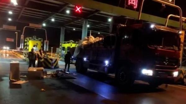 货车运铁皮柜仅用绳子固定，下高速砸中收费亭