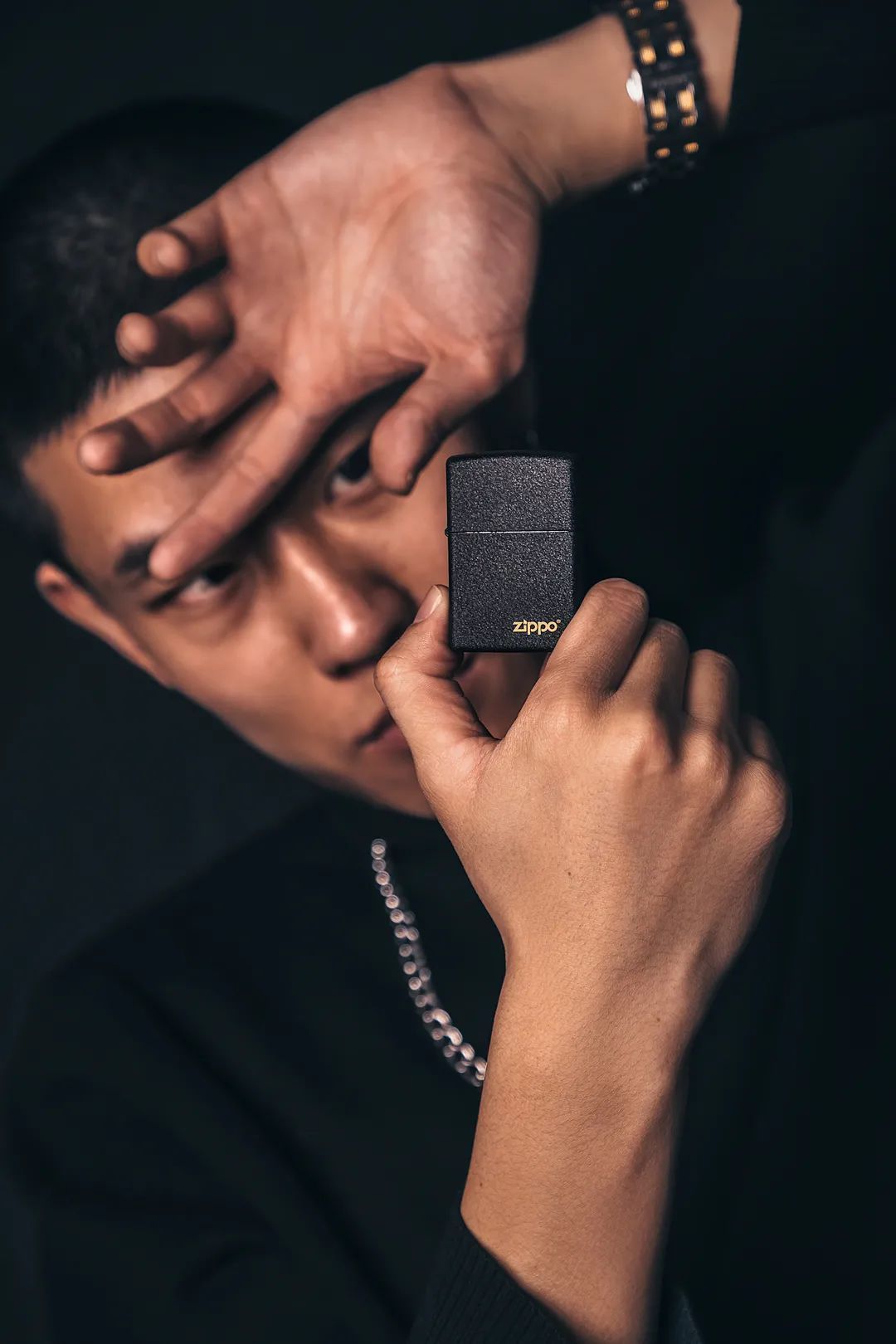 对于男人来说,买zippo不仅是为了点烟,更是男人品味的象征,对女孩子来