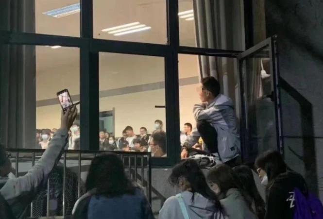 喻丰开设的心理学讲座，由于座位有限，学生爬上窗台“旁听”。/ 武汉大学微博