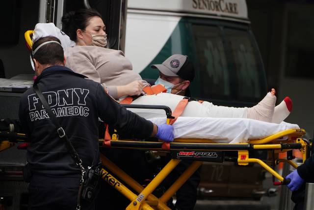 一名女子被送入美国纽约曼哈顿的一所医院。