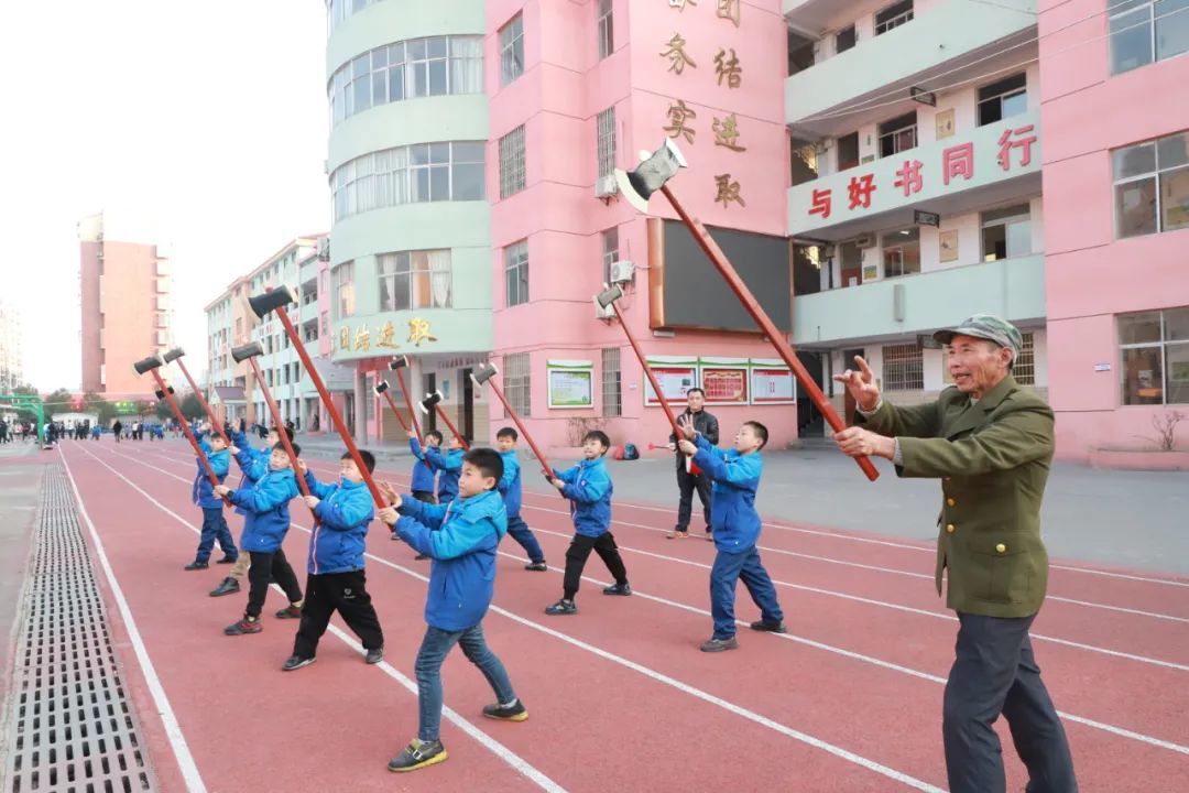 ▲图为宜黄县凤冈一小校园里，学生们在辅导老师的指导下，开展神岗傩舞基本功练习活动