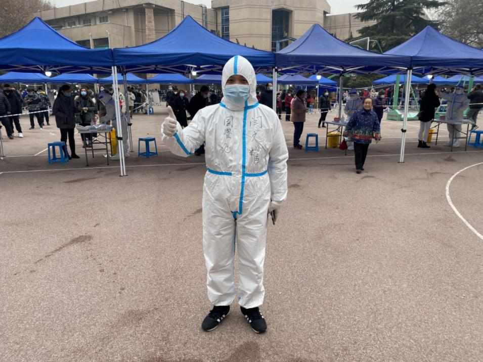 寒风中 他们在为我们志愿服务