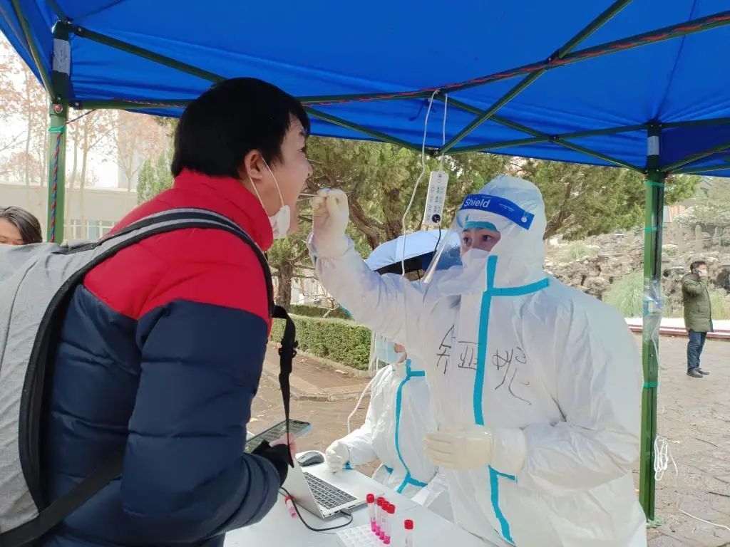 寒风中 他们在为我们志愿服务(组图)