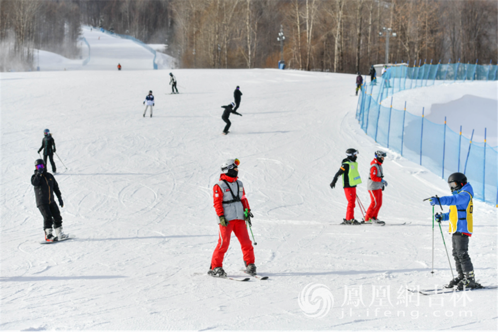 众多滑雪者在长白山鲁能胜地滑雪场体验滑雪运动。梁琪佳摄