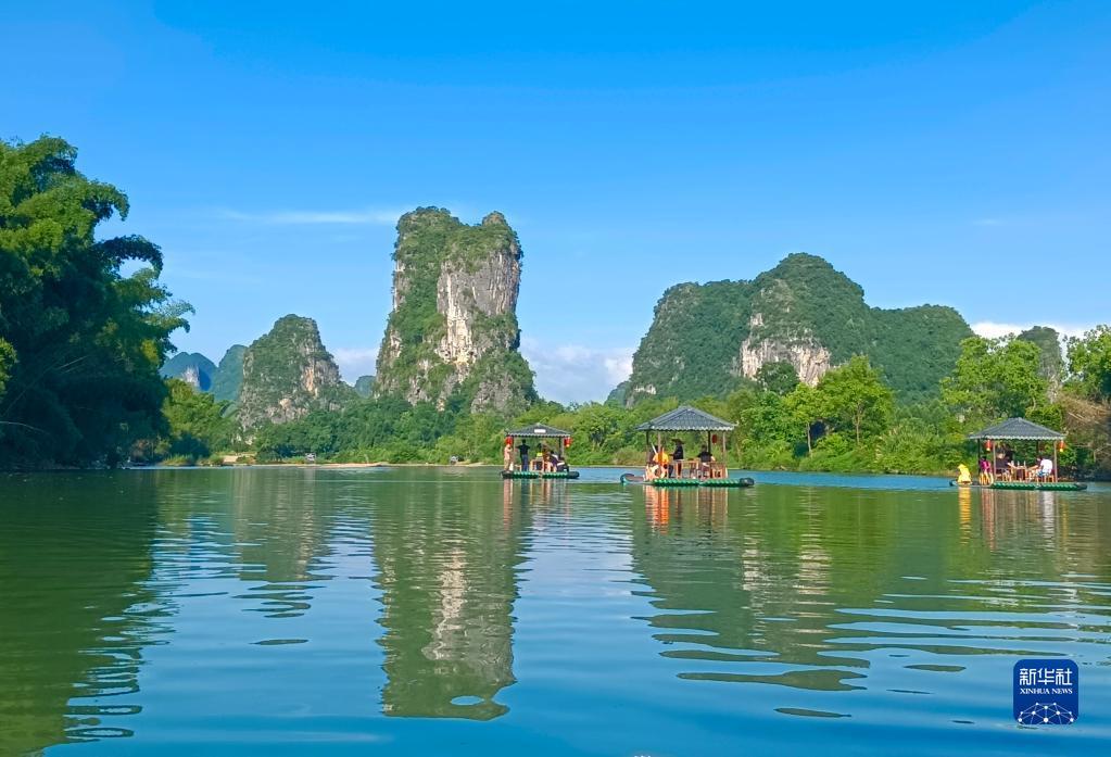 广西阳朔遇龙河风光(7月8日摄).新华社发