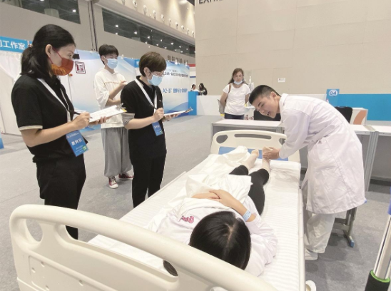 湖北省今年培养2.8万名高素质“湖北护工”