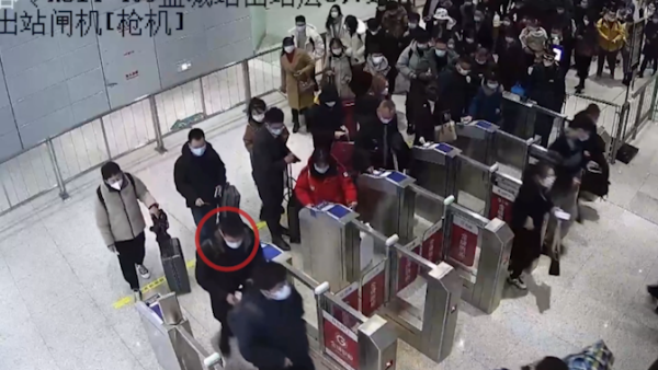 男子紧贴前方乘客出站，民警查出“买短乘长”