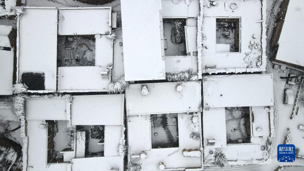 这是12月24日拍摄的王硇村雪景（无人机照片）。新华社发（田晓丽 摄）