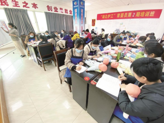 湖北省今年培养2.8万名高素质“湖北护工”