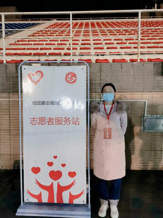 寒风中 他们在为我们志愿服务