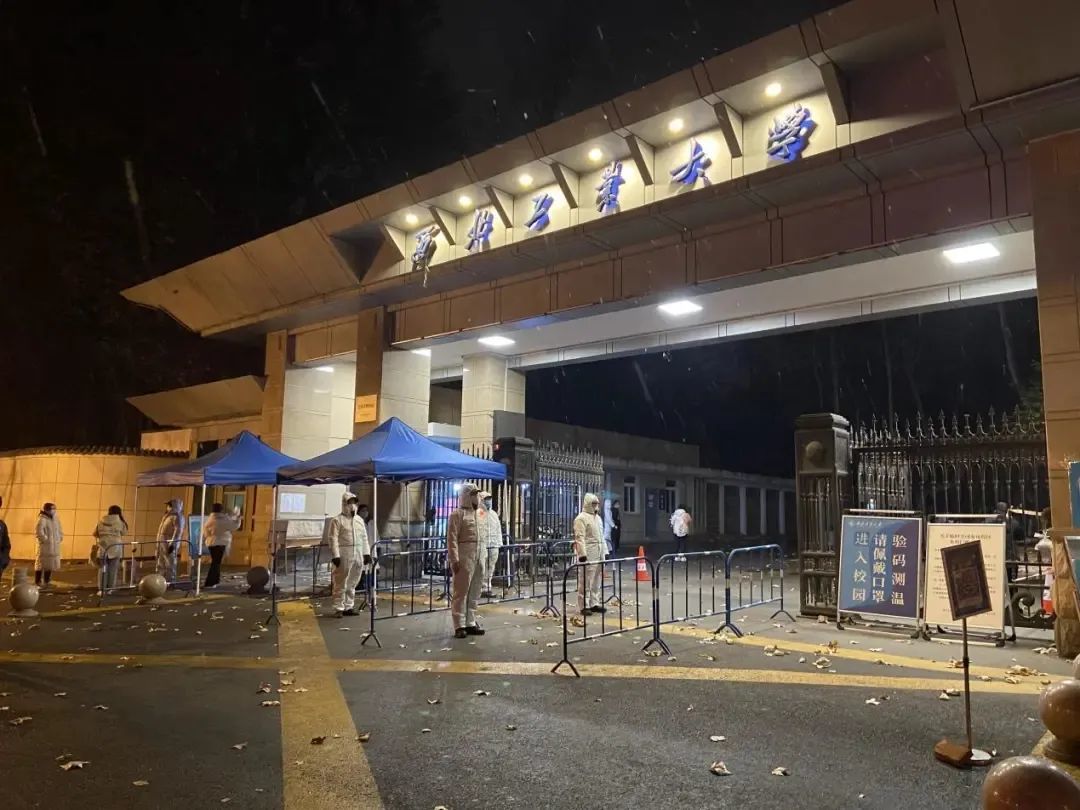 寒风中 他们在为我们志愿服务