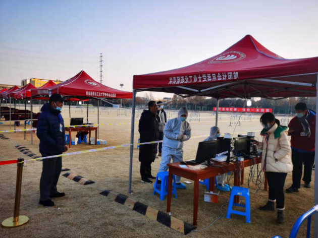 后勤产业集团所有党员干部勇于担当落实基础保障,部分职工即使打地铺也依旧坚守在物业、餐饮、动力服务、物资配送等工作岗位。对校园内外开展全面消杀,各楼宇严格核验、测温,多重部署保供稳价,制作在校师生一日三餐,他们用忘我奉献、踏实工作向全校师生承诺“请您放心,后勤人将一直都在!”