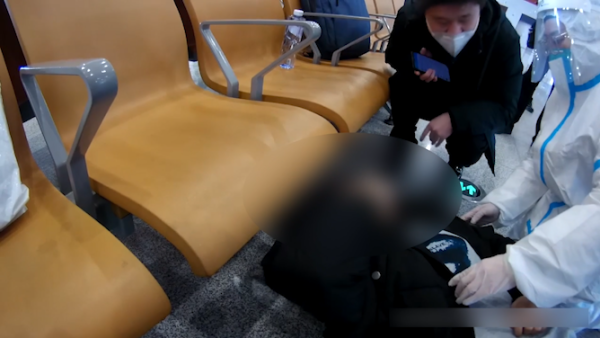 女学生高铁站突然晕厥，民警医护人员紧急救助送医