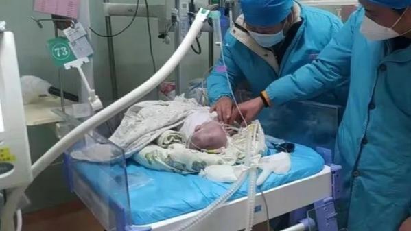 860克早产女婴出生后经历4次病危，母亲：会倾尽全力救她