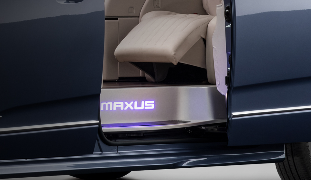 除此之外,专属迎宾设计也是颇有亮点,带有"maxus"字样的铝合金踏步和