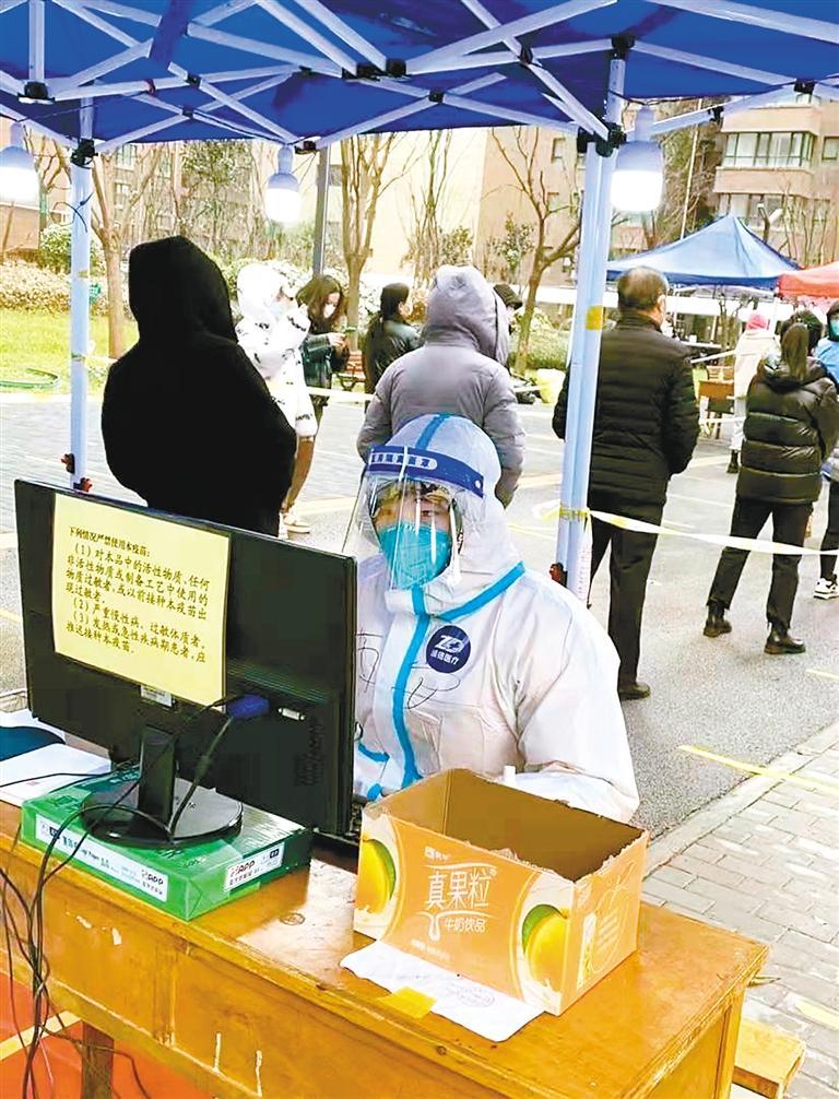 刘政含正在录入参与核酸采样居民的身份信息。 (首席记者 李明 摄)