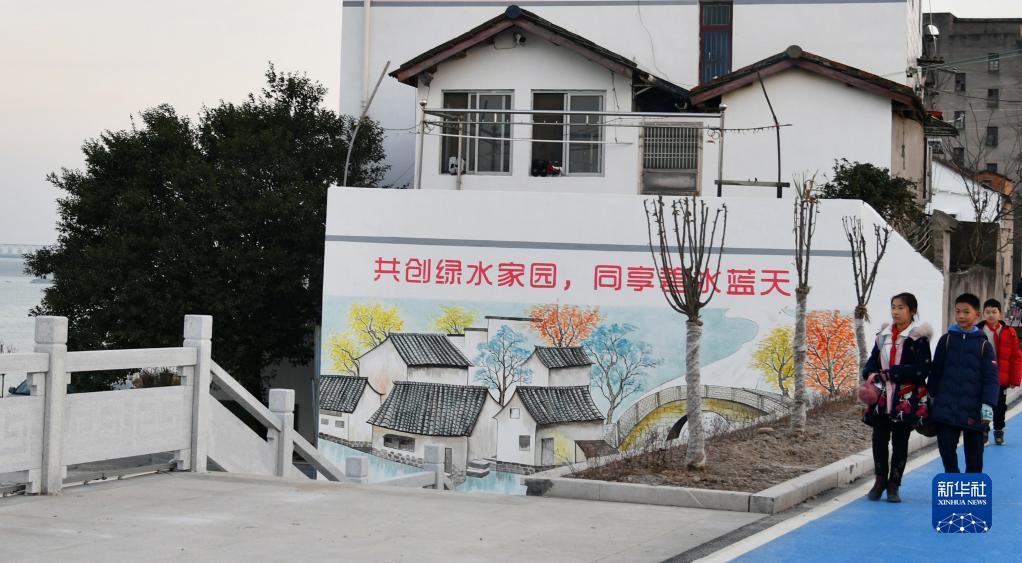在湖北省宜都市，长江宜都枝城段曾经的砂石码头变身为滨江绿道和亲水公园（资料照片）。新华社发（朱灿义 摄）