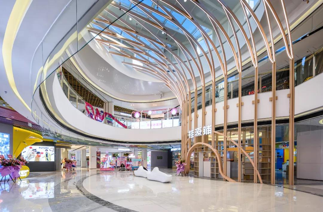 直街:中庭之间的直街,采用了和入口处一样的采光顶设计,与入口呼应的