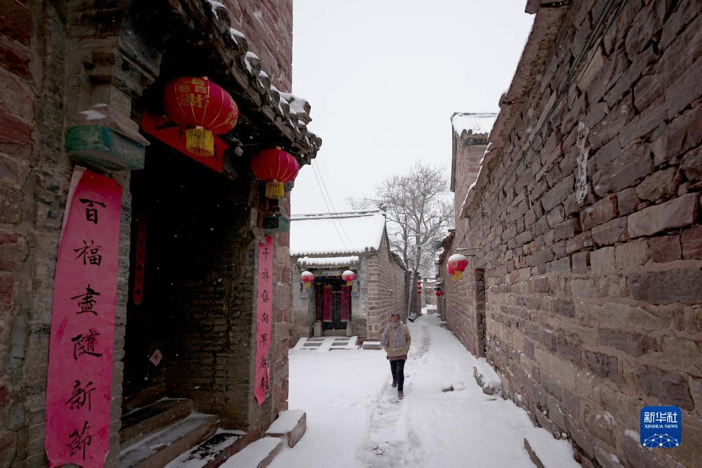 12月24日，河北省沙河市王硇村村民在清雪。新华社发（田晓丽 摄）