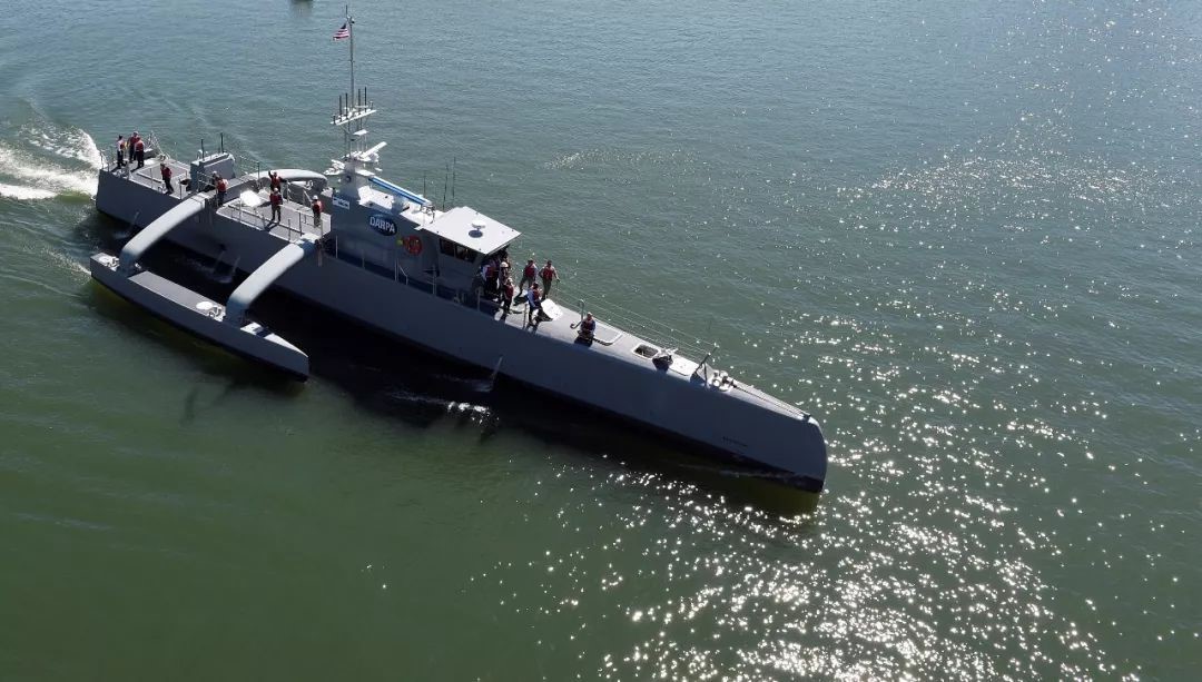 美国正在研制“海上猎手”无人水面艇，可执行反潜作战任务。