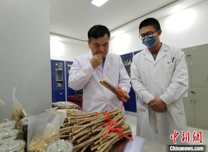 甘肃中药炮制师研习古法30载:掌心留痕,翻烂资料书