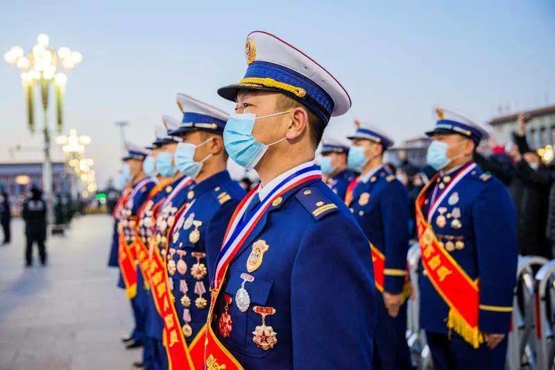 向国旗敬礼龙江最美消防员在北京观看升旗仪式