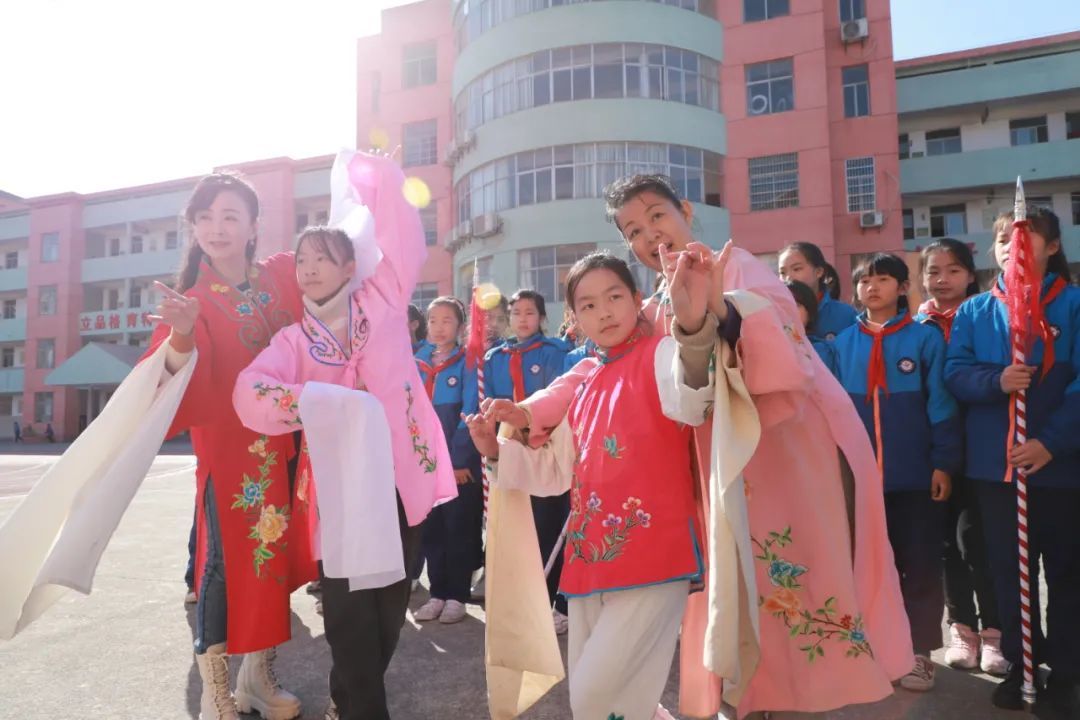 ▲图为宜黄县凤冈一小校园里，学生们在辅导老师的指导下，开展“宜黄戏”戏曲基本功练习活动