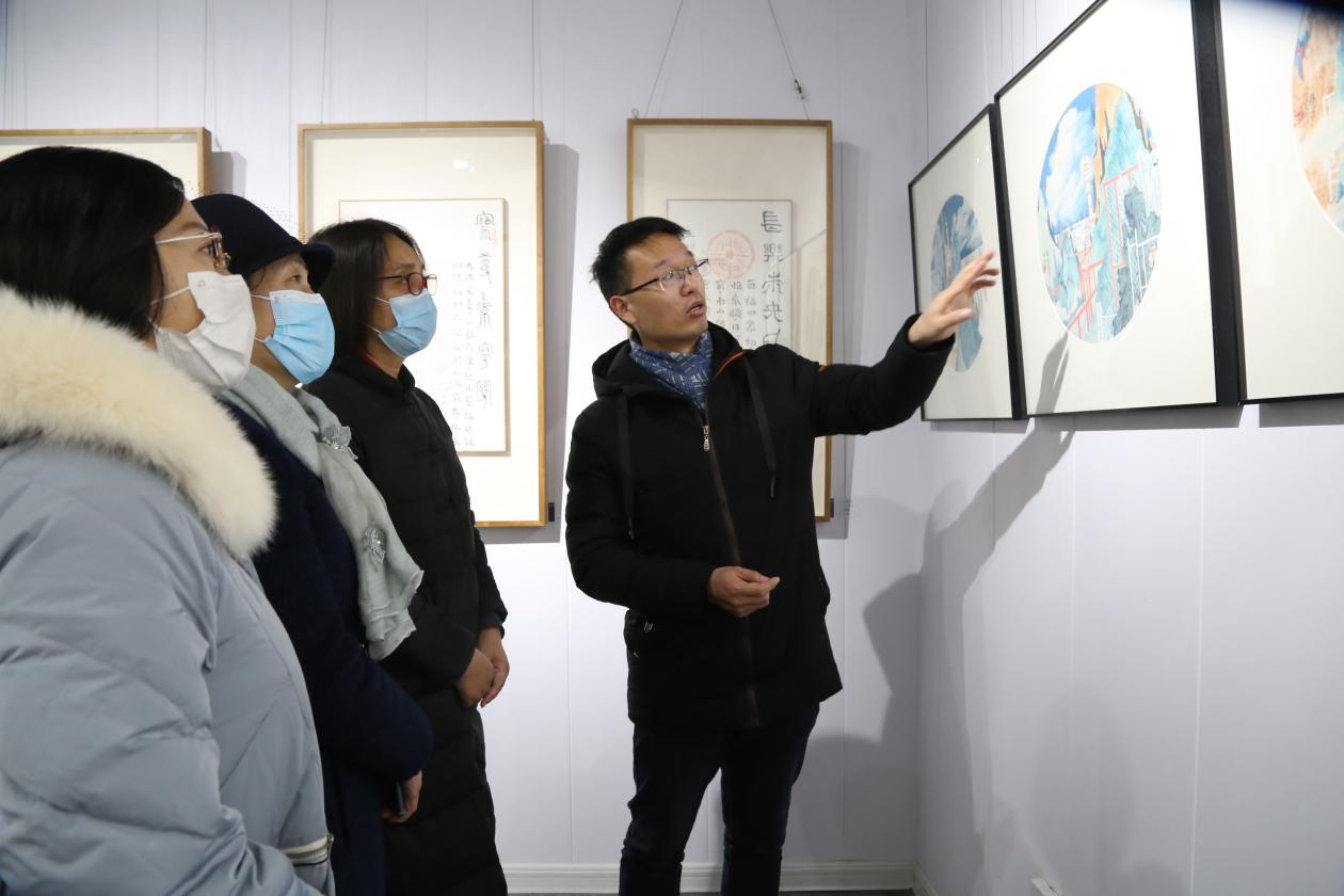 杨晓坤在展会上介绍自己的作品