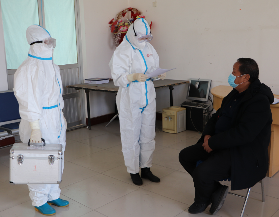 流调人员对患者开展流行病学调查