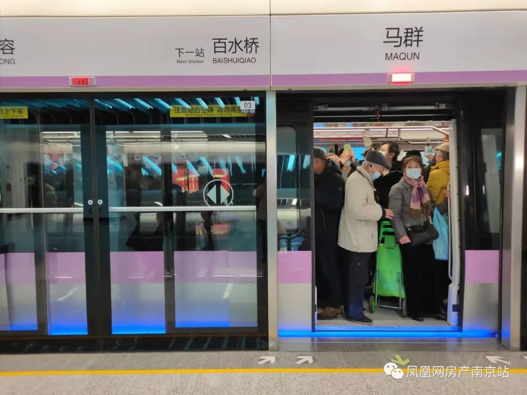 从进马群站开始,突出感受就是:第一班车,人真是太多了!