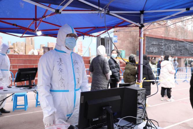 志愿者正在进行核酸检测的信息录入工作