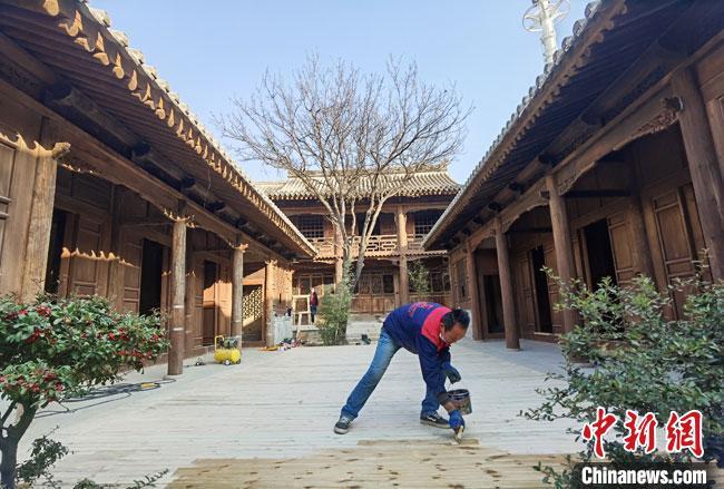 天水古城西关片区是天水唯一遗存具有悠久历史的古民居建筑群落，图为工作人员对古民居建筑进行修复收尾。 冯志军 摄