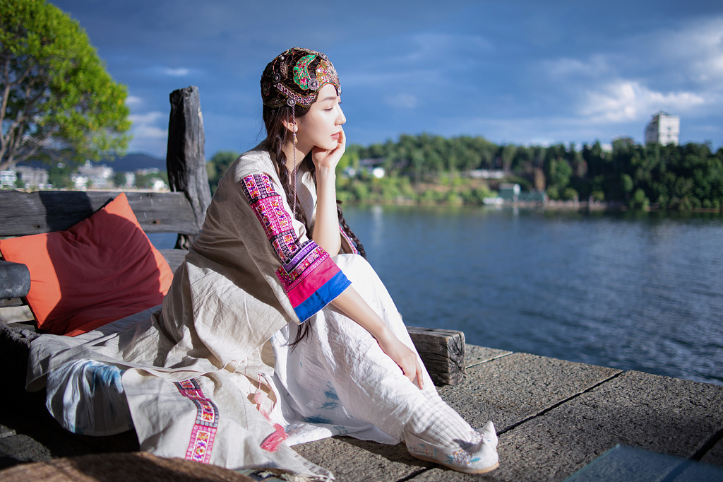 娄艺潇穿民族风套装优雅精致 山水间演绎独特风情_凤凰网