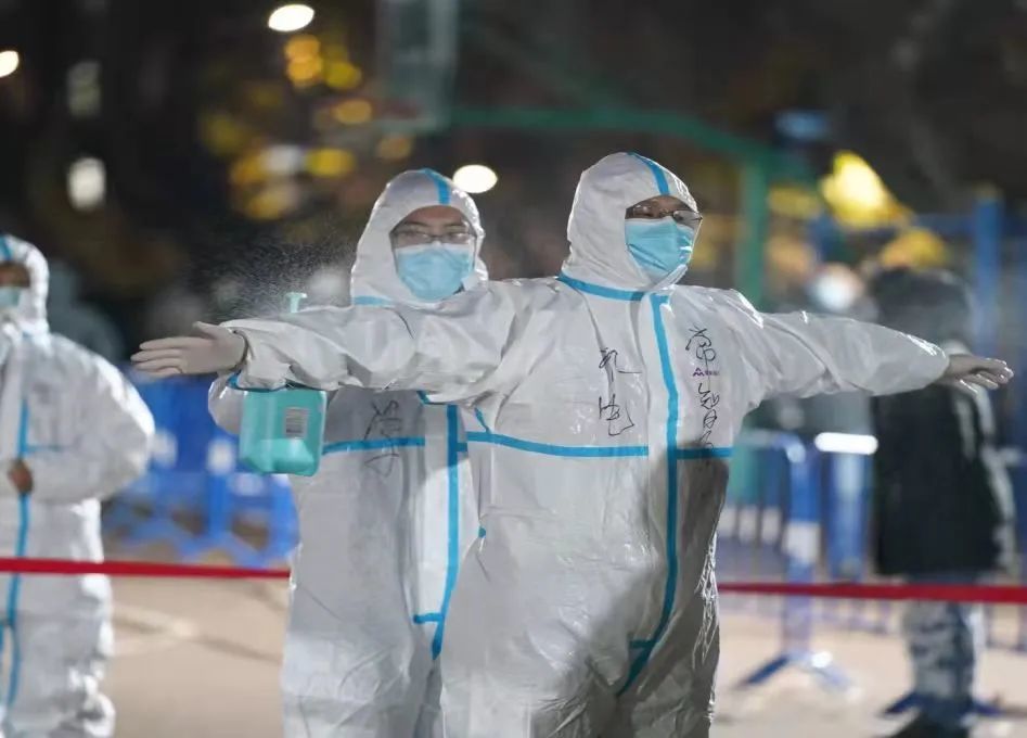 寒风中 他们在为我们志愿服务