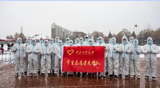 寒风中 他们在为我们志愿服务