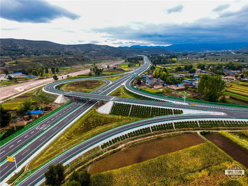 甘肃两条高速公路新年首日通车