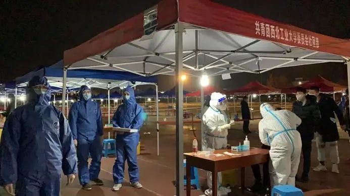 寒风中 他们在为我们志愿服务(组图)