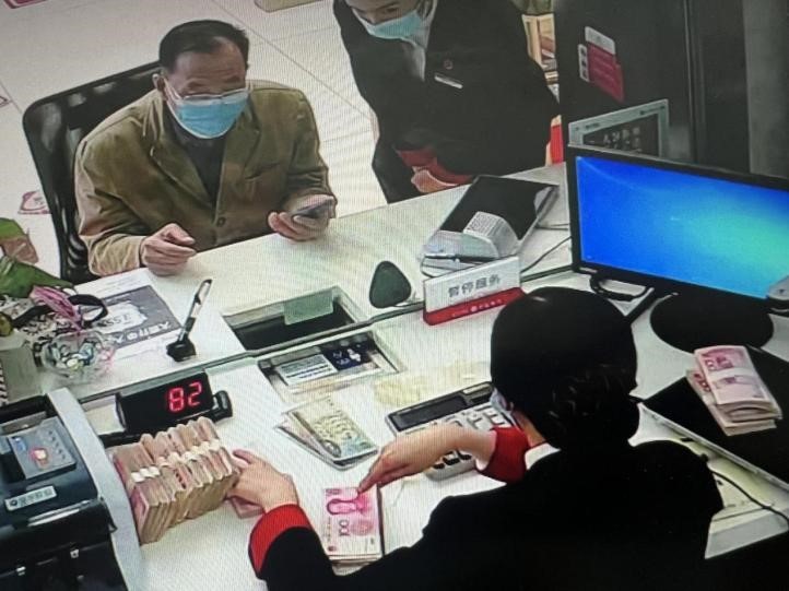 中信银行一位又一位的青年员工在中信银行“以客为尊”基本原则的指引下，手把手协助老人家跨越数字时代的鸿沟。