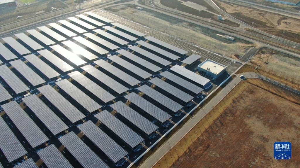 这是在辽宁省沈阳市的华晨宝马铁西新工厂拍摄的光伏发电设施（12月28日摄，无人机照片）。新华社记者 杨青 摄