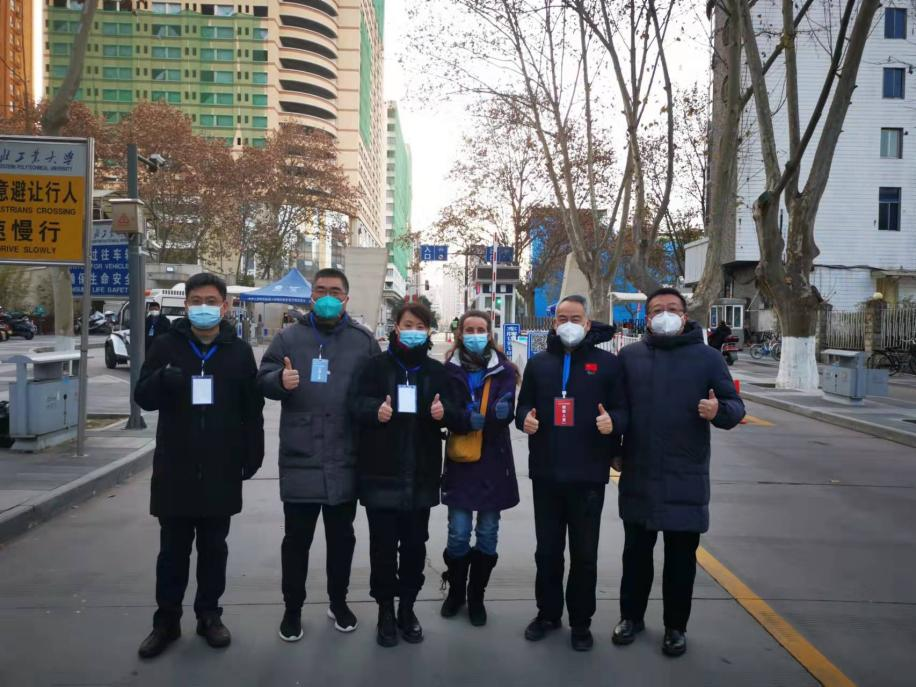 数学与统计学院法国外教吴红老师做完核酸志愿者,又来到西门值守