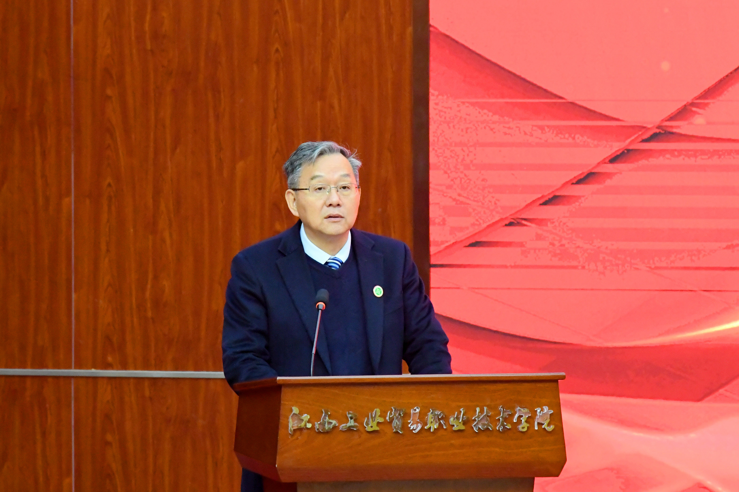 苏龙,校歌创作者,国家一级词曲作家吴颂今,校歌捐资者,学院前身江西