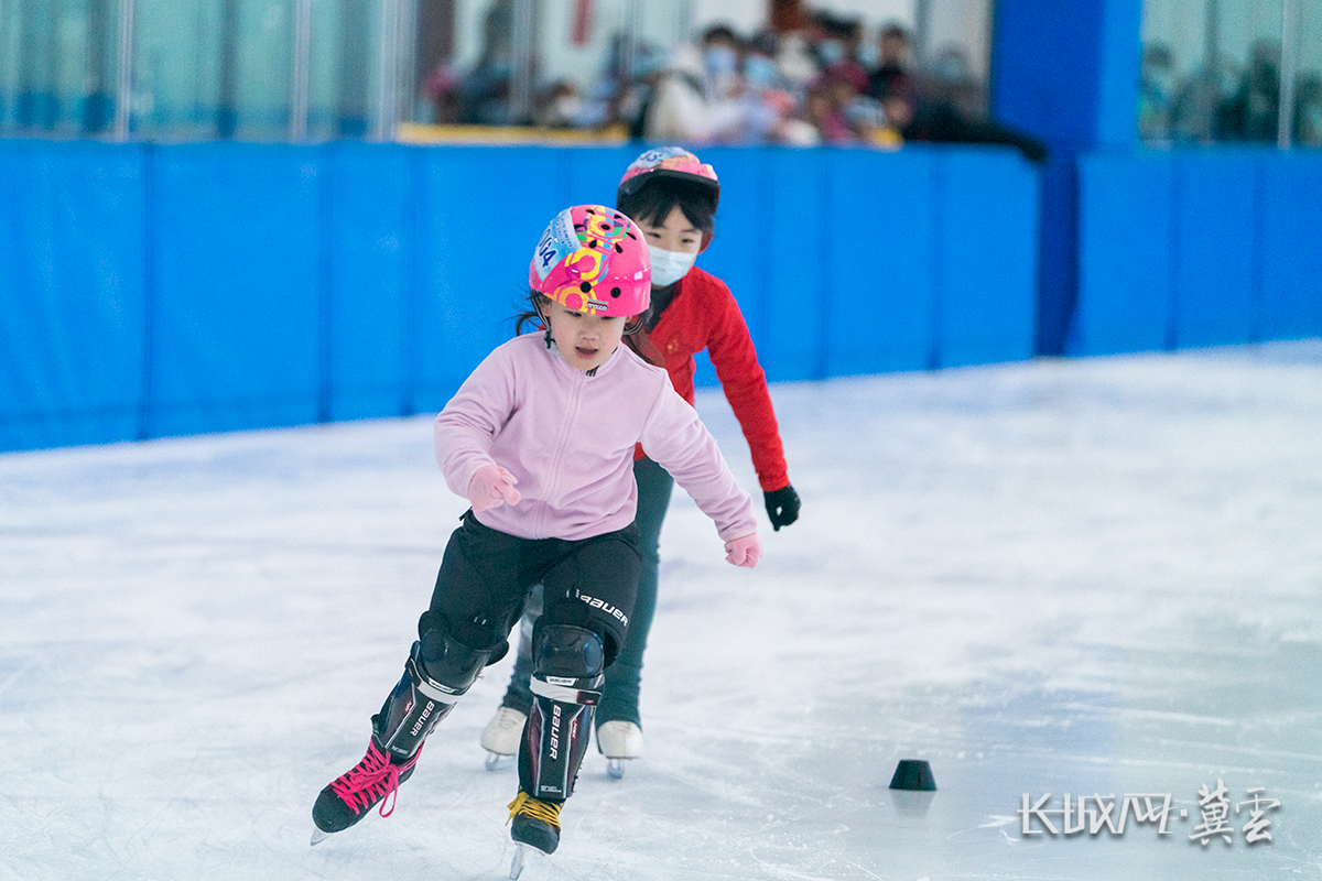 石家庄百名滑冰小将冰场竞速